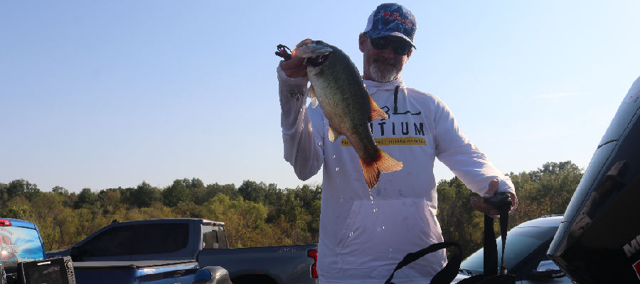 Jason_Kennedy_holding_fish.png